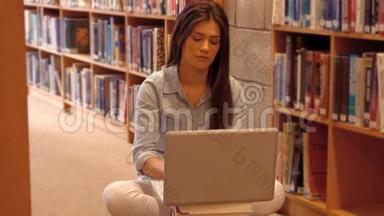 <strong>安静</strong>的学生在<strong>图书馆</strong>里使用笔记本电脑